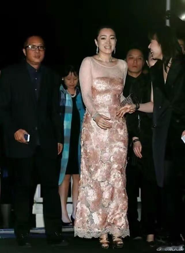巩俐才是真·肥而不腻！亮片紧身裙秀S曲线，富态中气场全开，韵味太绝～​​​