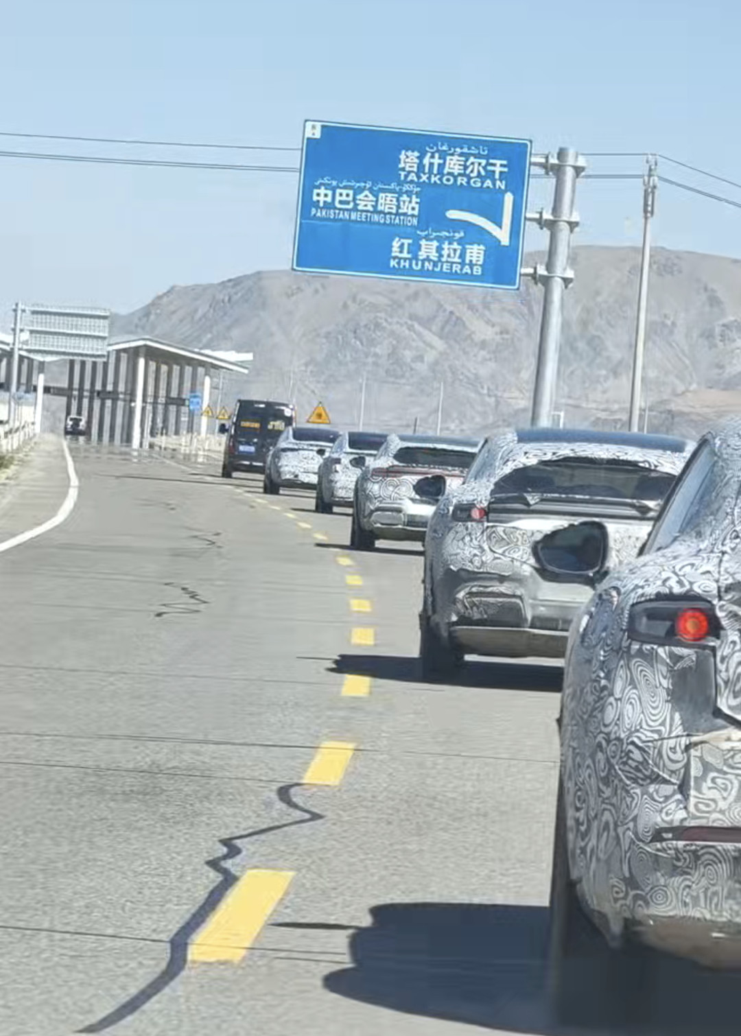 网友拍到RX和新款R7的测试车队，这个月低应该就要正式和我们见面了[doge]智