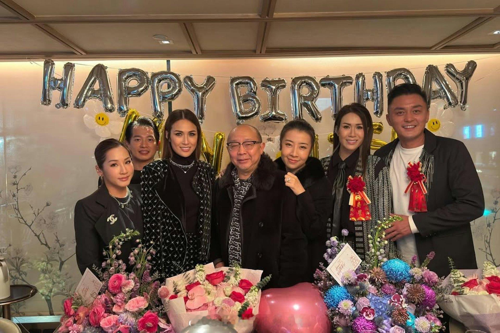 香港01：庄思明与孪生姐姐齐庆祝39岁生日　杨明拍拖10年计划今年拉埋天窗与男友