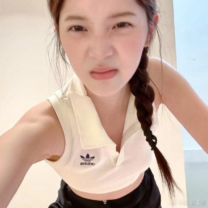 欧阳娜娜这才是我想要的游客照拍照就该学欧阳娜娜，游客照跳出套路框架，状态松弛灵动