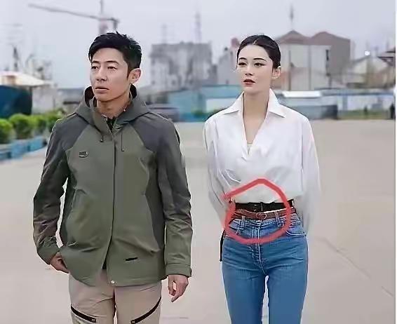 这是一种新时尚？双腰带不勒吗？
