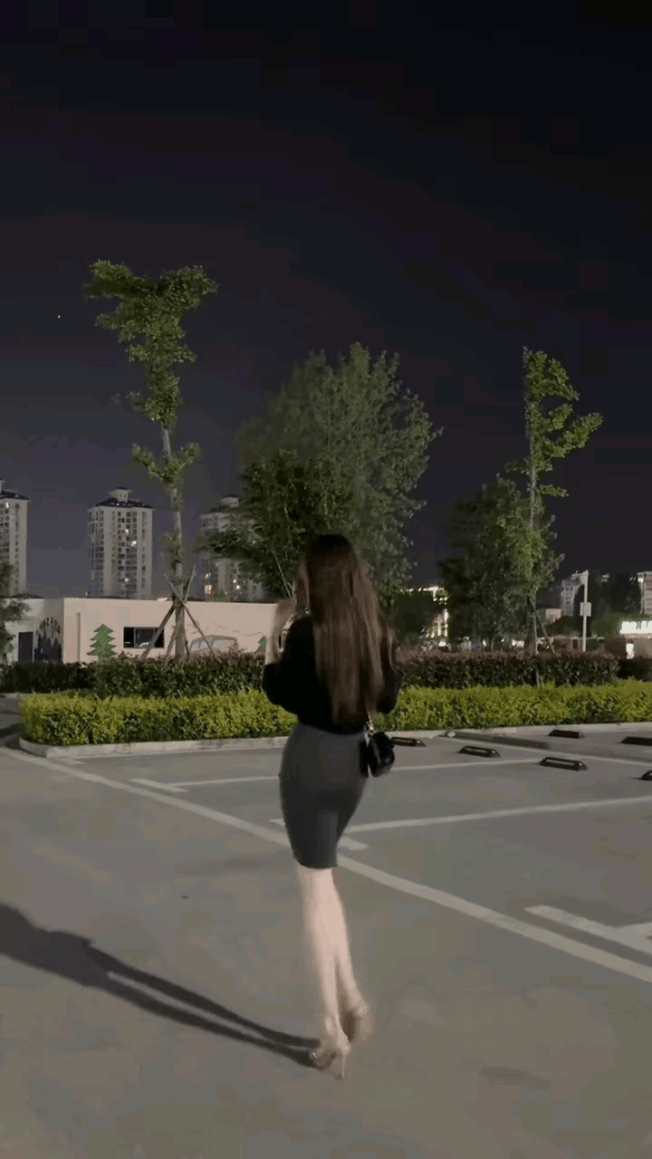 有人说这是刚刚下班的白领有人说这是准备上班的夜场女没有正脸，就单单从背后看一