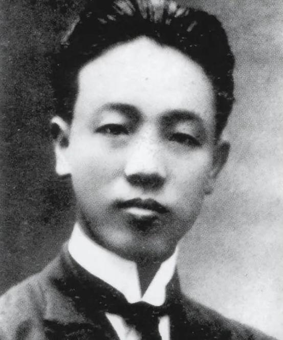 1927年7月19日黎明，他被押赴刑场，人头落地身体却挺立不倒，牺牲时年仅26岁