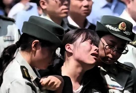 陕西西安，一女子和丈夫离婚后，狠心抛下6岁的儿子离开了，父亲担心孩子从小缺少母爱