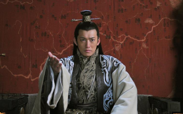 西晋末年，赵王司马伦宴请宾客。席间，当其他人忙着觥筹交错之际，顾荣突然瞅见一旁侍