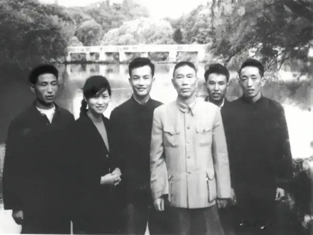 1963年，邓华（右三）身着朴素的中山装，和一群工作人员调研期间合影。此时的他，