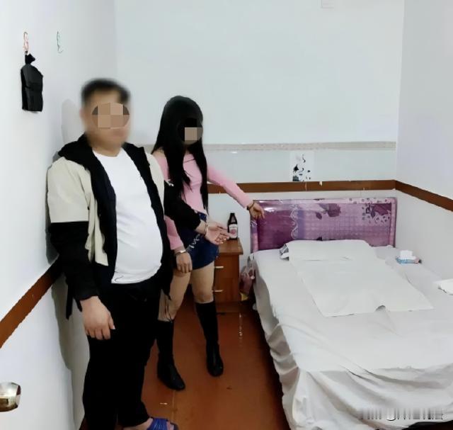 北京，一男子邀约了一个失足女子，两个人来到出租屋内，也不知道在里面做什么，几分钟