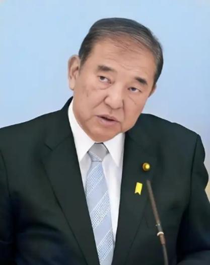 日本这一刀捅得可真是！中美贸易战打得火热的时候，日本突然跟进制裁，断供了十多种关