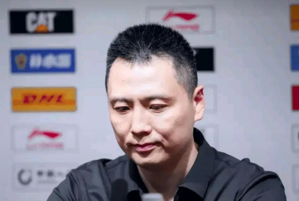 上海男篮已经完成本赛季成绩考核任务！主帅卢伟赛后表示接下来比赛就是放下一切成绩包