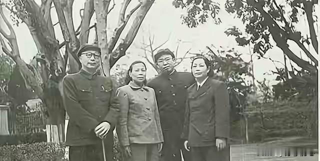 1985年秋天，北京胡同口，一个80多岁的老人拄着拐杖站在路边。警卫员把车发动好