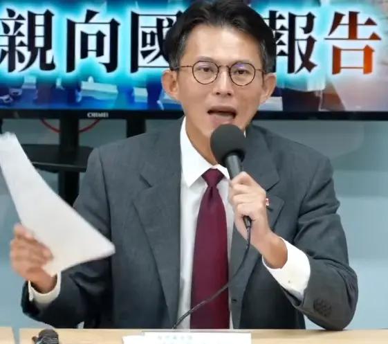 黄国昌一趟美国之行，把柯文哲心都凉透了。本来柯文哲指望黄国昌去美，能利用自己8席