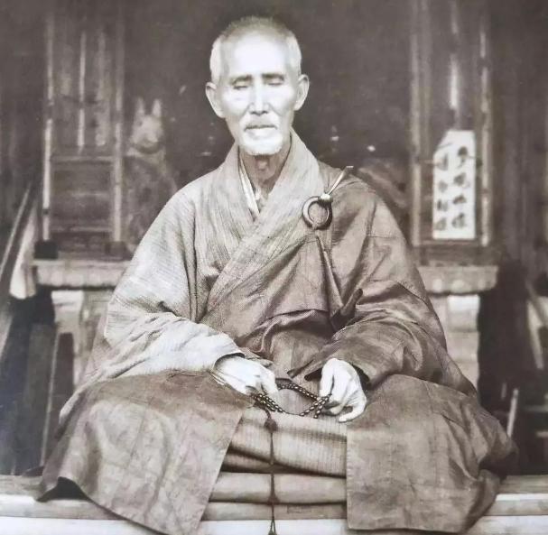 1943年，103岁的虚云老和尚和20多岁的南怀瑾，一起暗夜走山路。南怀瑾想扶虚