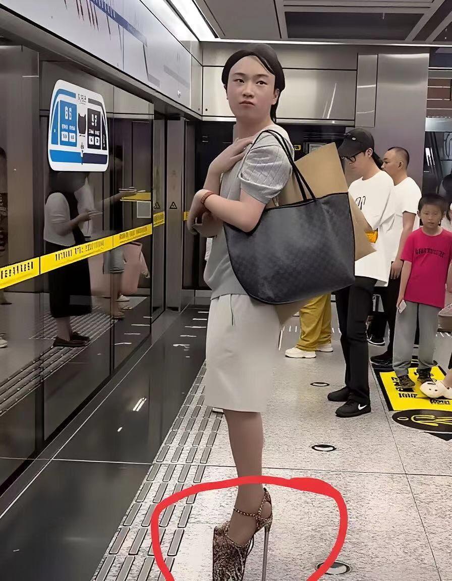 身穿裙子，手提购物袋，在拥挤的地铁站台上等候时，恨天高高跟鞋，鞋跟又细又高。一