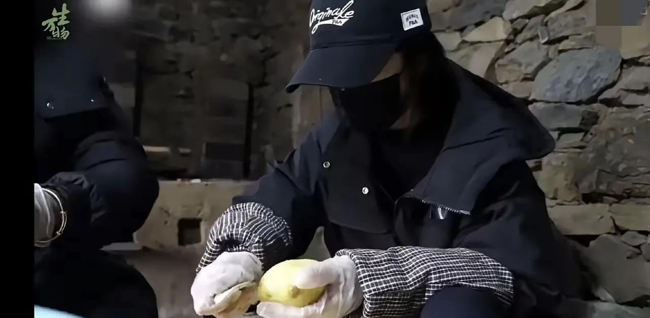 杨幂为演好生万物，亲自到农村体验生活，在那居住，我们看到她用破碗片削土豆皮，学用