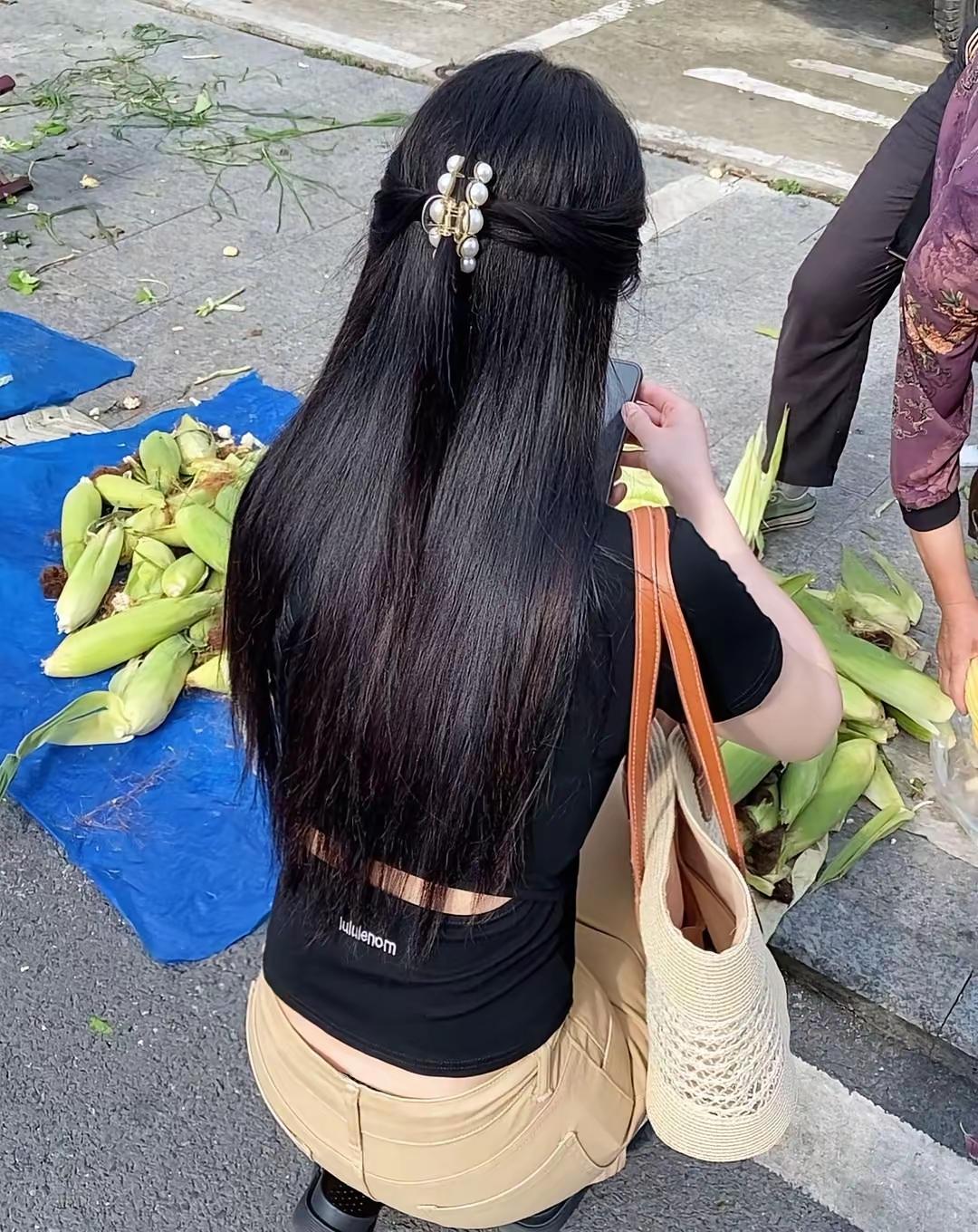 巷口的玉米摊沾了点烟火气，珍珠发夹和露背T恤撞出松弛感，今天是把精致藏在生活碎片