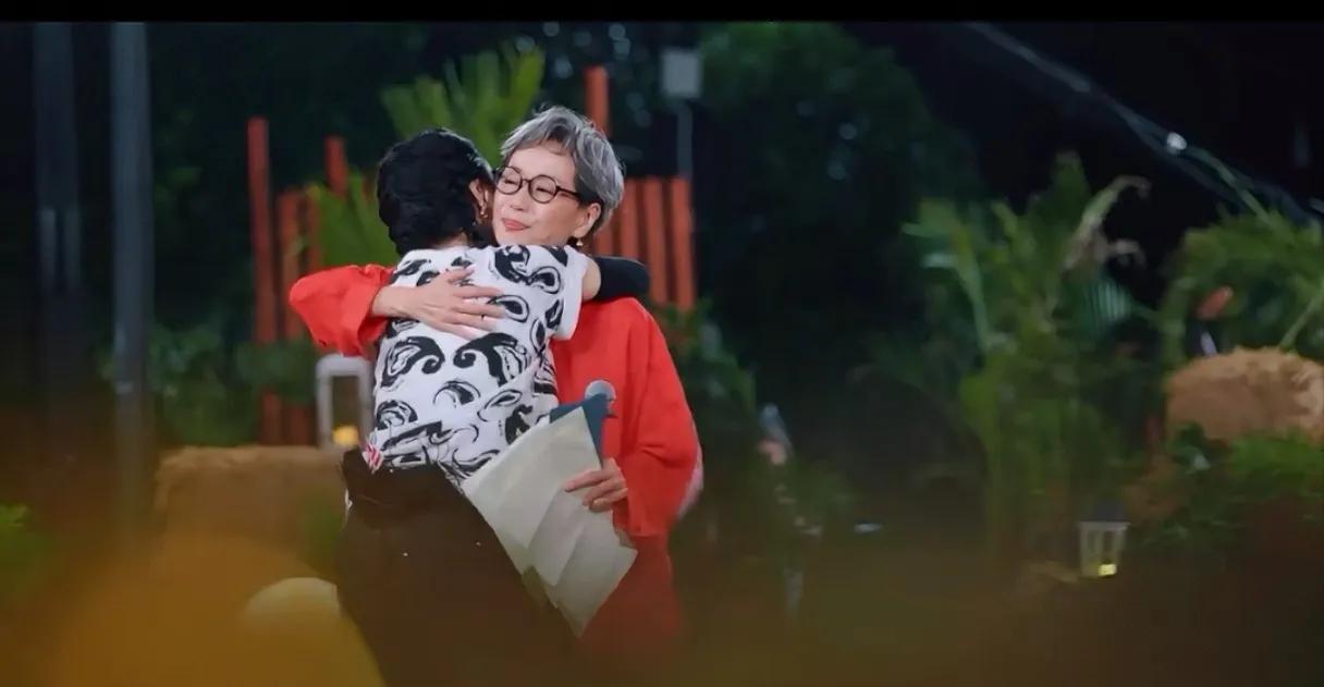 叶童不经意的这个举动，曹颖“狠狠”在意曹颖紧紧抱着叶童，哭着说“谢谢你在初舞台