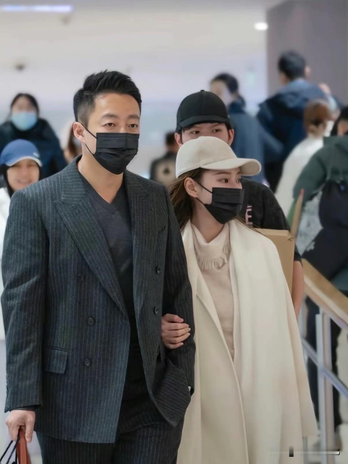 马筱梅官宣生子喜讯，大方晒出宝宝正面照，白白胖胖、高鼻梁，五官精致超像妈妈，长大