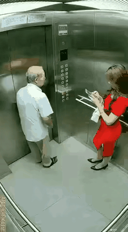 他，是坏人变老了。