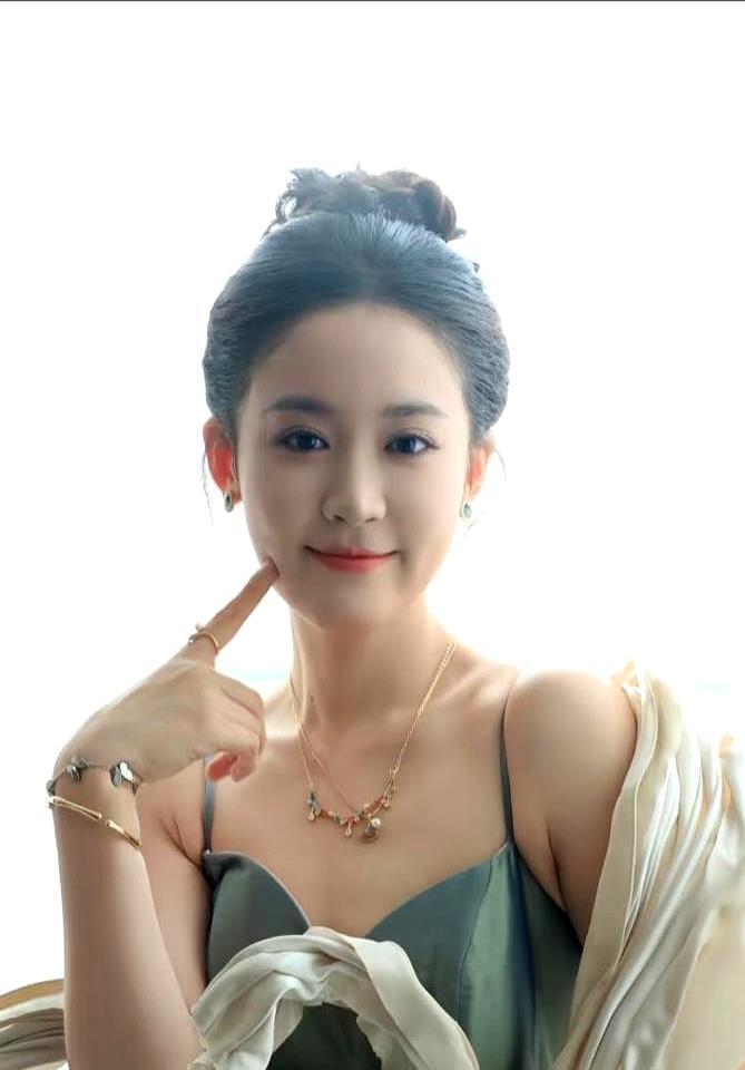 7天拍80集，到手1万2翟一莹晒账单那天，横店群演群炸了。她连轴转1