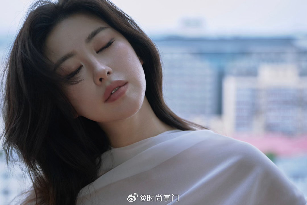 朱珠腰身比被朱珠秀场生图狠狠戳中！白色斗篷礼裙利落衬出绝好腰身线条，不是干瘦纸片