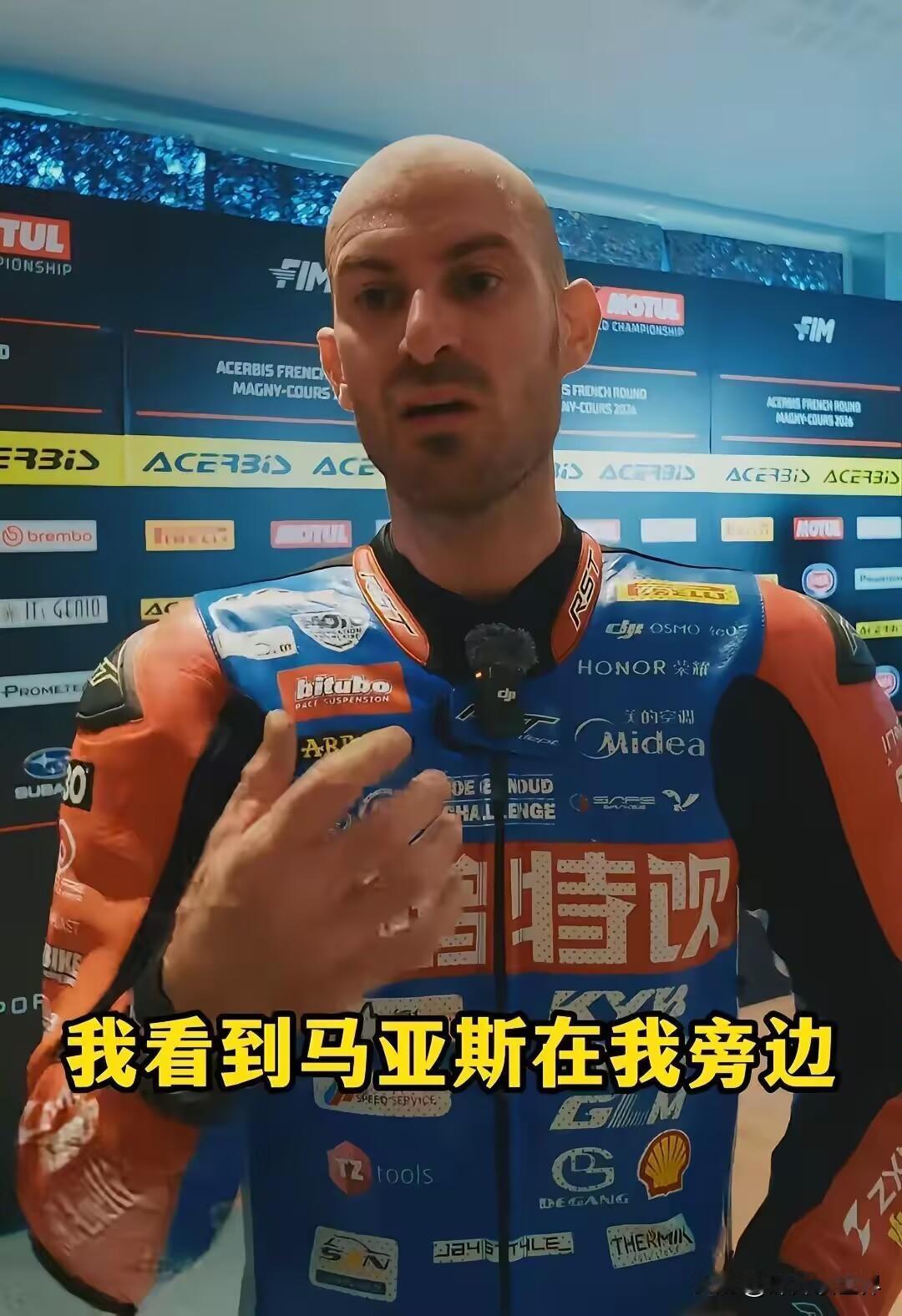 明眼人都看得出来，就连德比斯心里也很清楚，他不开心的不是拿了第三名，而是冲击年度