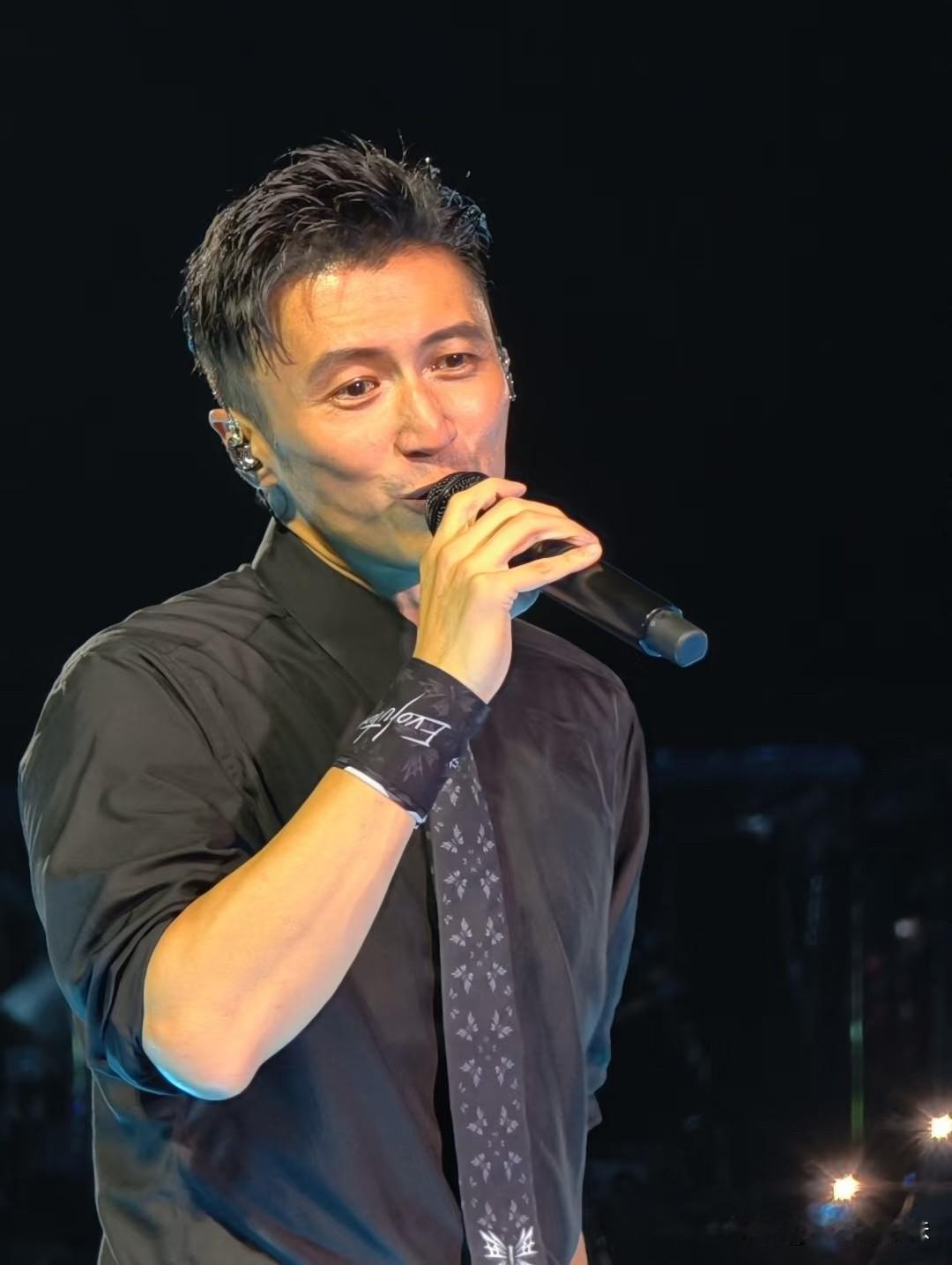 受父亲影响，谢霆锋演唱会状态不佳！王菲这次也没有选择陪伴[哭哭][哭哭]，才几