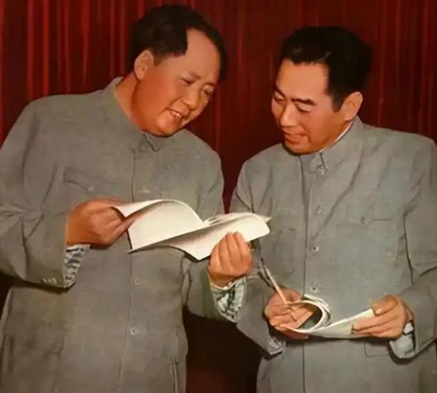 1956年，毛主席在怀仁堂看戏，忽然停下来问周恩来，恩来，刘嫂子在哪。在场的人都