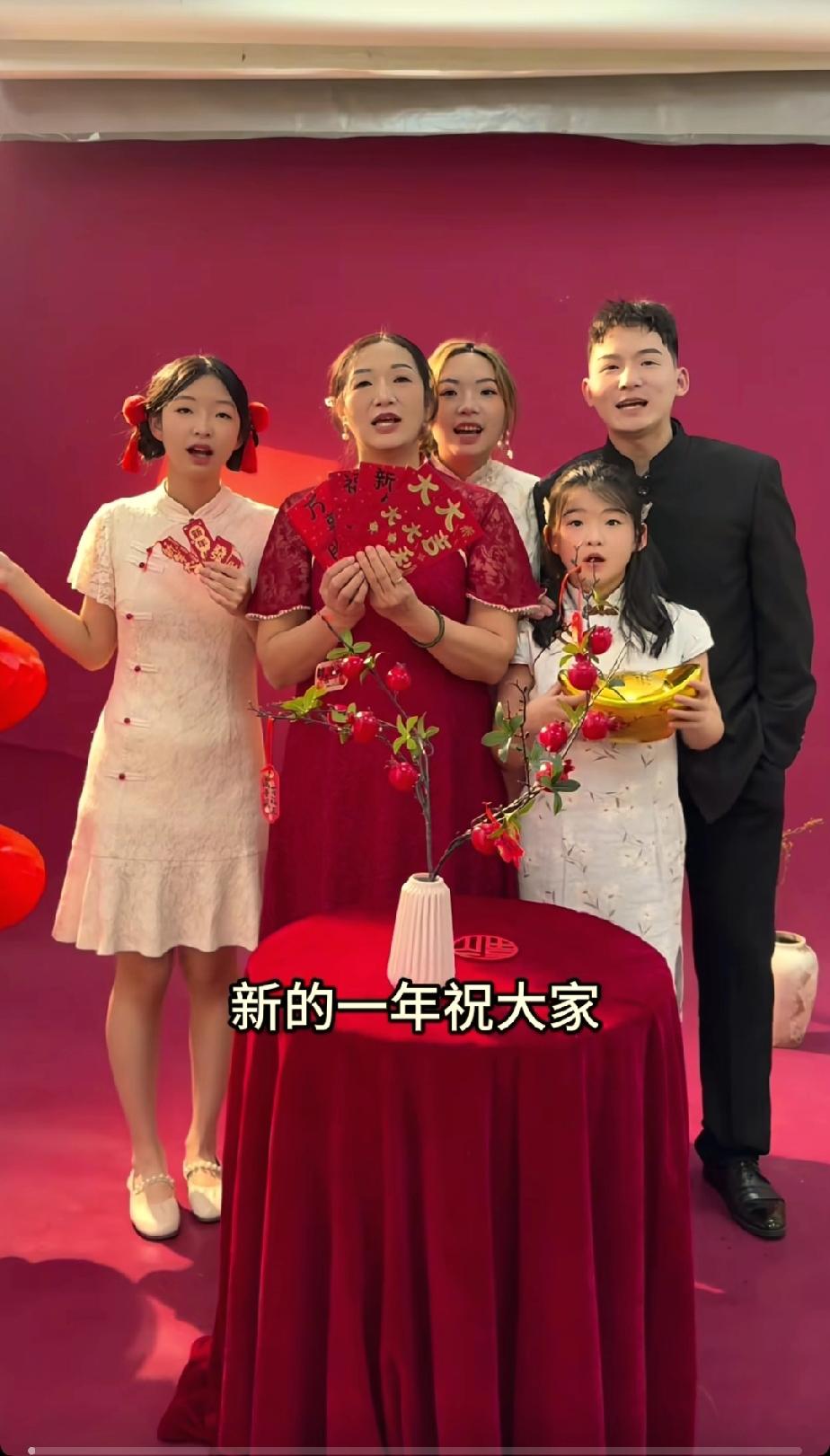 谢浩楠妈妈带着四个孩子拍摄全家福，其实叫做全家福，不如说拍写真算了，没有爸爸的家