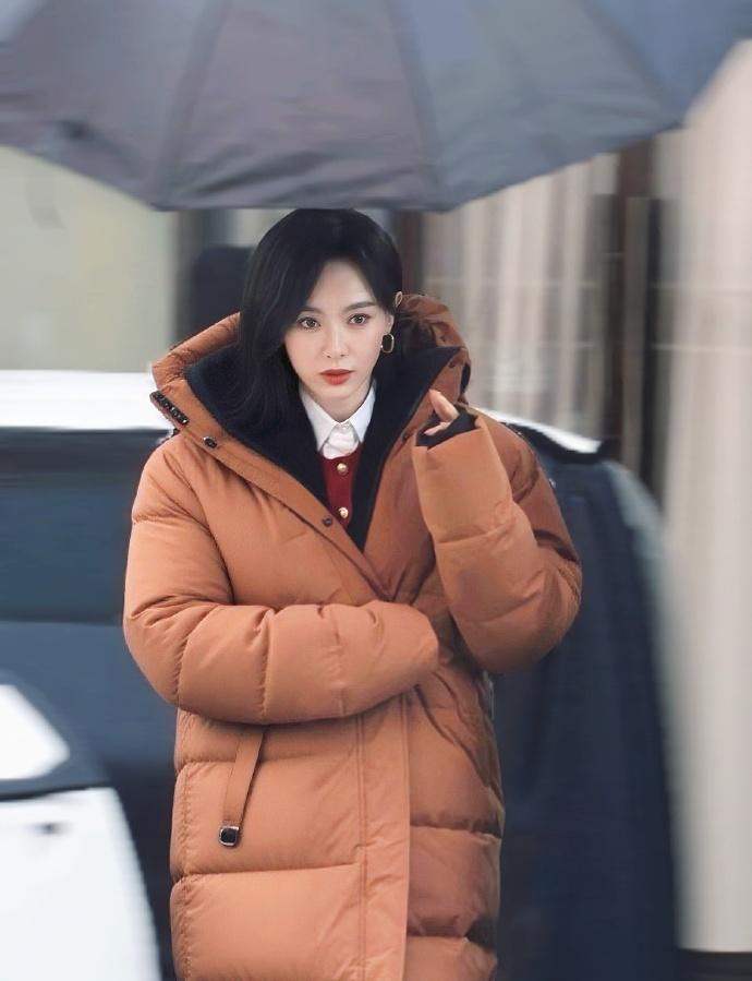 今天唐嫣在录制新剧的时候搭配的很有特色，看起来也很有魅力，还很有时尚风情。唐