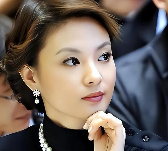 前央视一姐刘芳菲，男友判死缓、丈夫狱中惨死，如今48岁又被释永信牵连——这人生剧