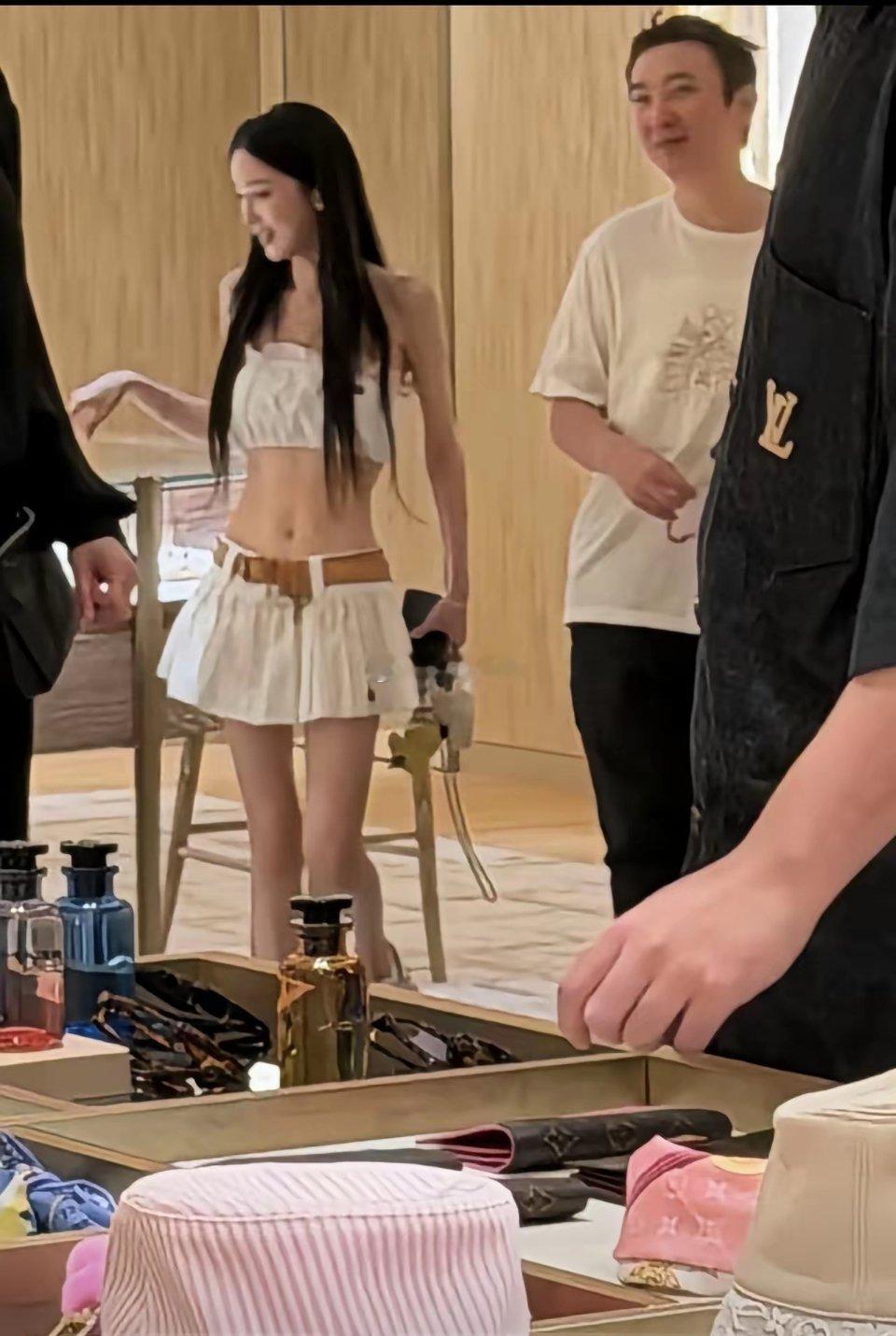 王思聪逛奢侈品店被偶遇，身边跟着个白衣长发女生，全网一看都以为是懒懒，结果全认错