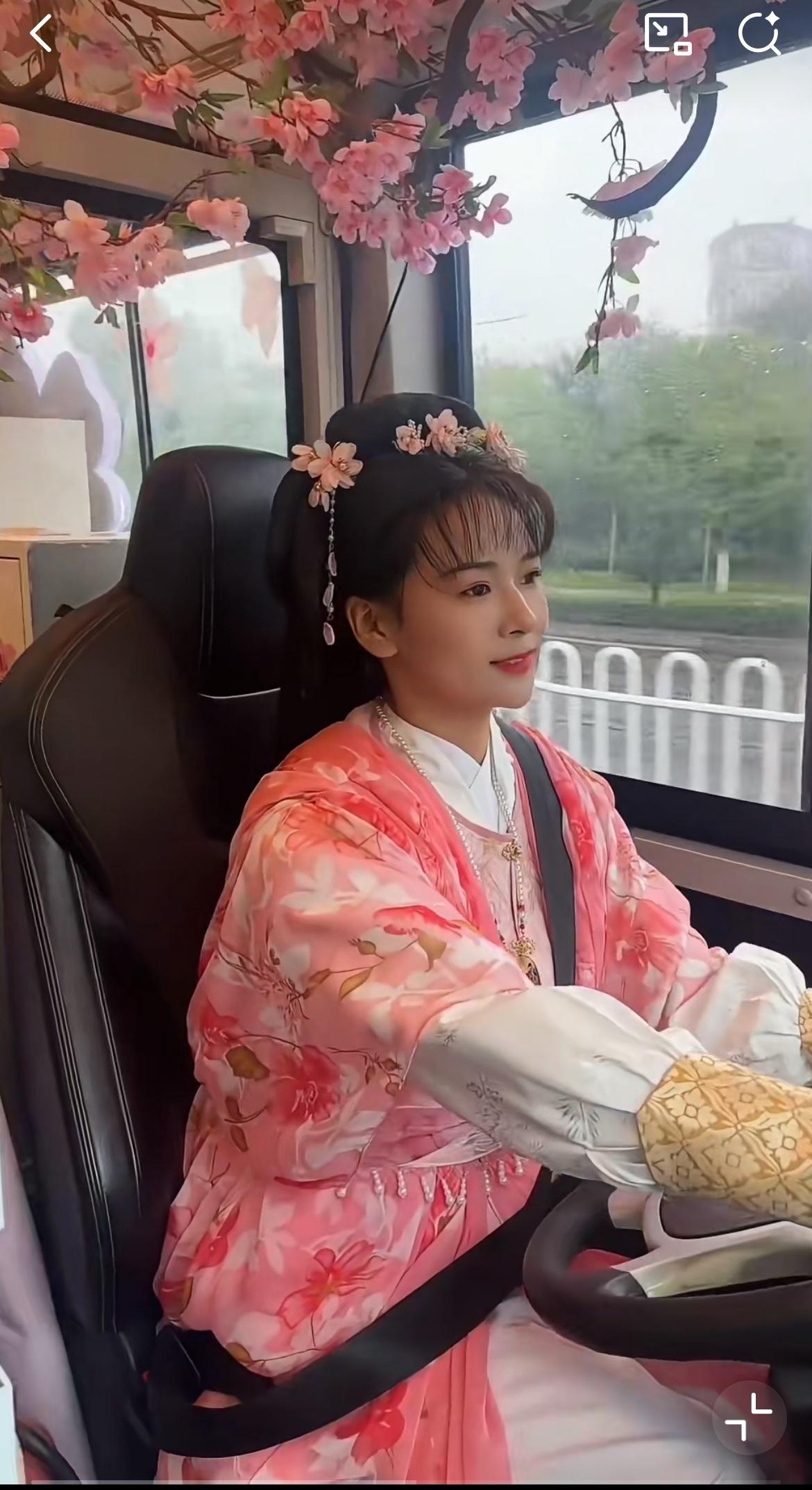 黄蓉、黄药师、洪七公都来开公交，网友以为进入射雕英雄传片场，襄阳文旅整活了。一部