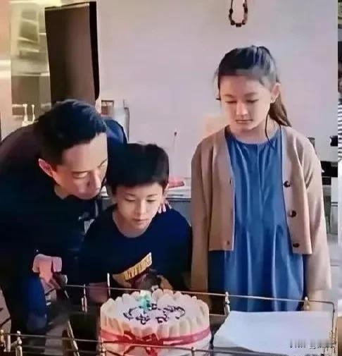 很奇怪玥儿箖箖从小跟着妈妈大S一起长大，外婆和小姨经常出入自己家。按理来说，他