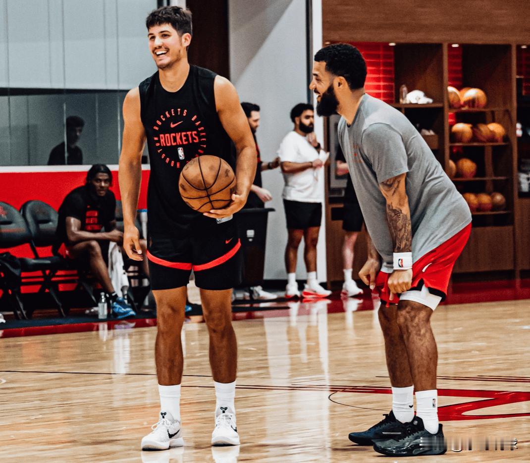 谢泼德目前竟然打出了和上赛季范弗利特不相上下的数据，下面是两人的数据对比情况：