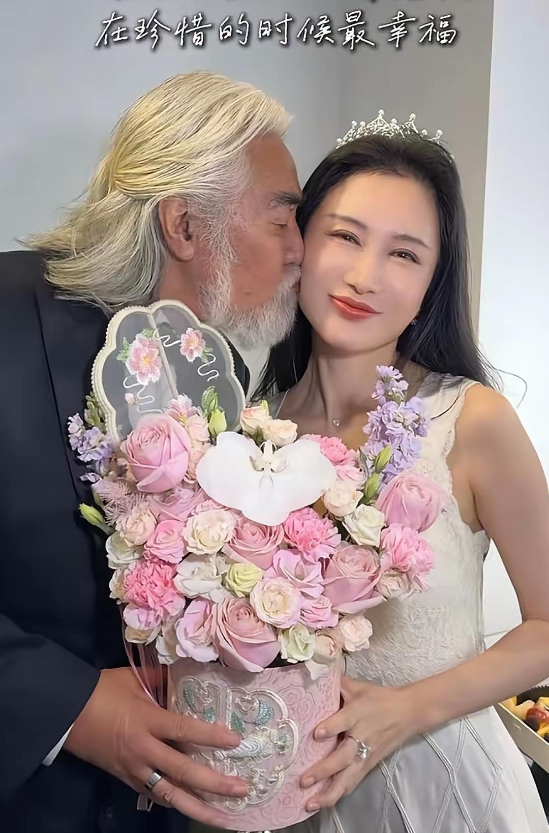 张纪中与妻子甜蜜庆祝结婚9周年，恰逢杜星霖44岁生日，氛围感直接拉满！张纪中悄
