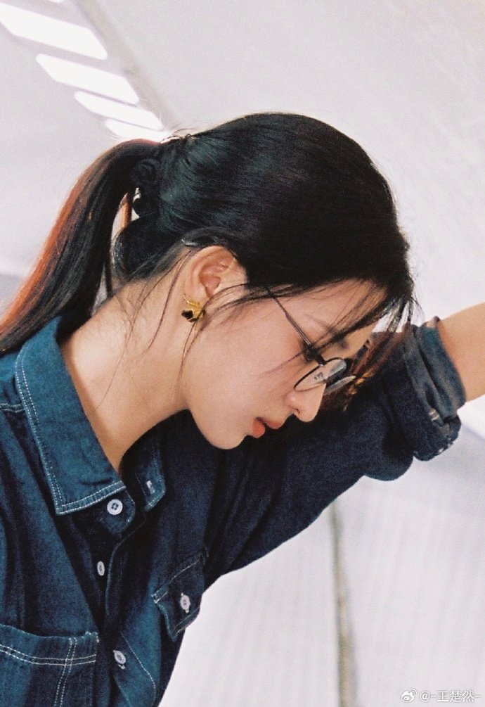 王楚然眼镜牛仔衣高智感，美疯了