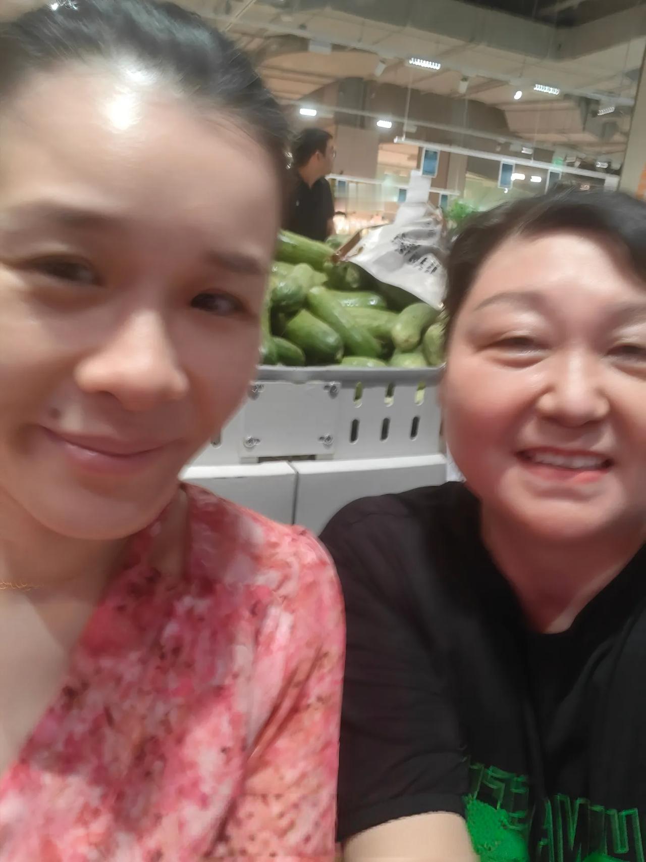45岁的桑兰这次被偶遇，状态真的挺好。她和老公黄健在北京逛超市买菜。画面里，桑兰