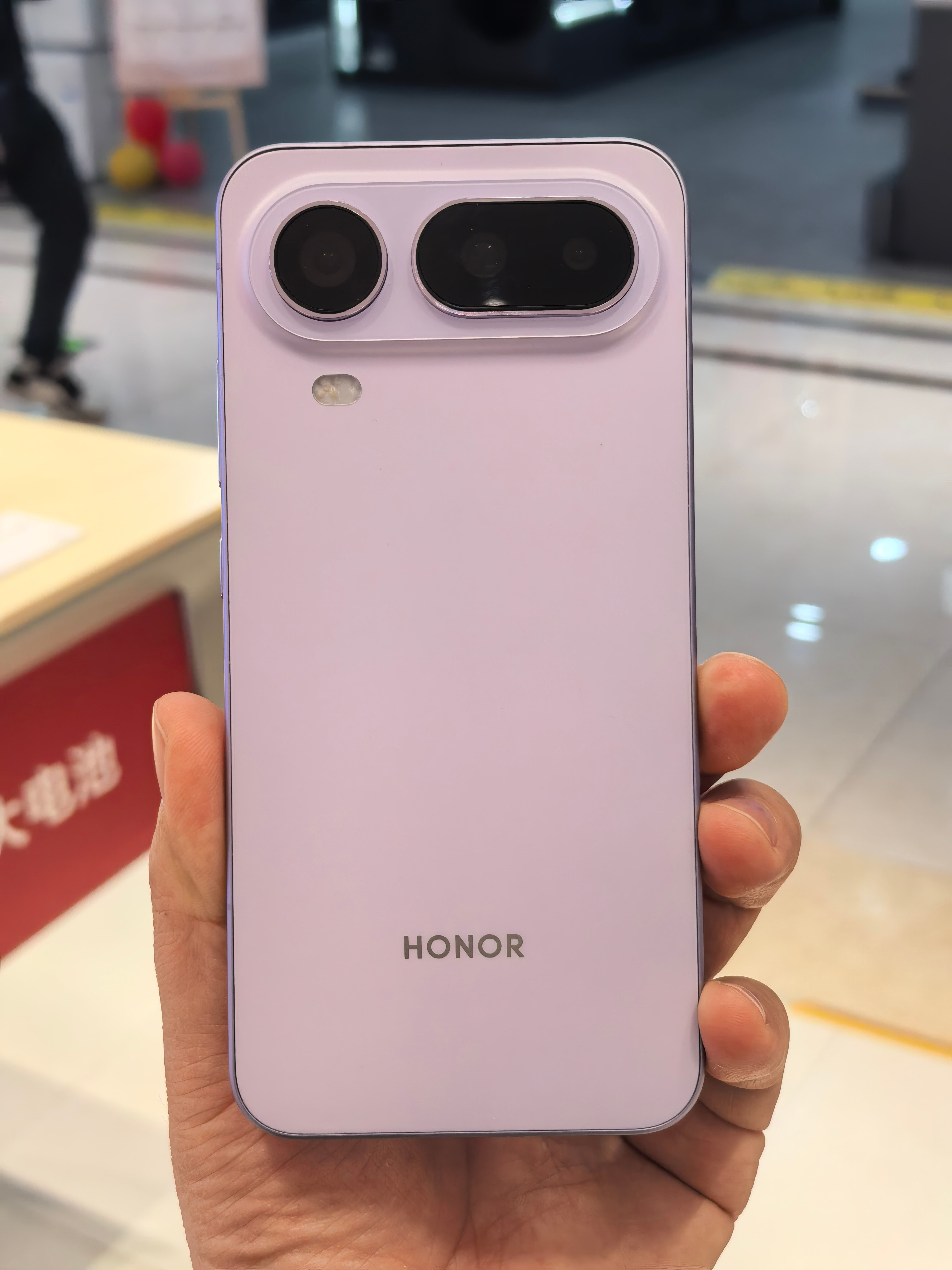 预感荣耀Magic8ProAir会大卖，昨天去线下门店看机器的时候，也有不少