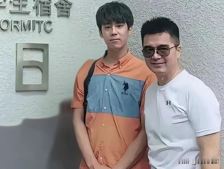 许何与父亲许亚军的合影。很明显，许何既没遗传爸爸的帅，也没有遗传妈妈的美，也是