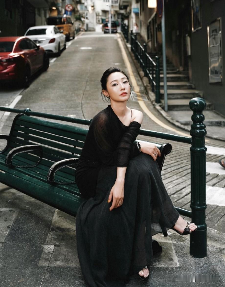 白百何漫步澳门老街，松弛氛围感拉满，成熟女性的美无需刻意雕琢近日，一组白百何澳门街头氛围感大片曝光。