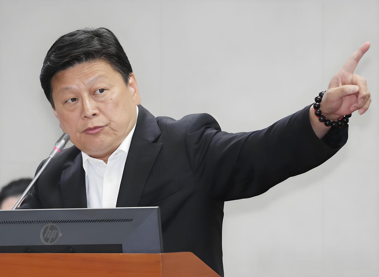 掏空台湾三代血汗钱？傅崐萁硬刚到底：1.25兆空白支票免谈，民众党反水也没用。