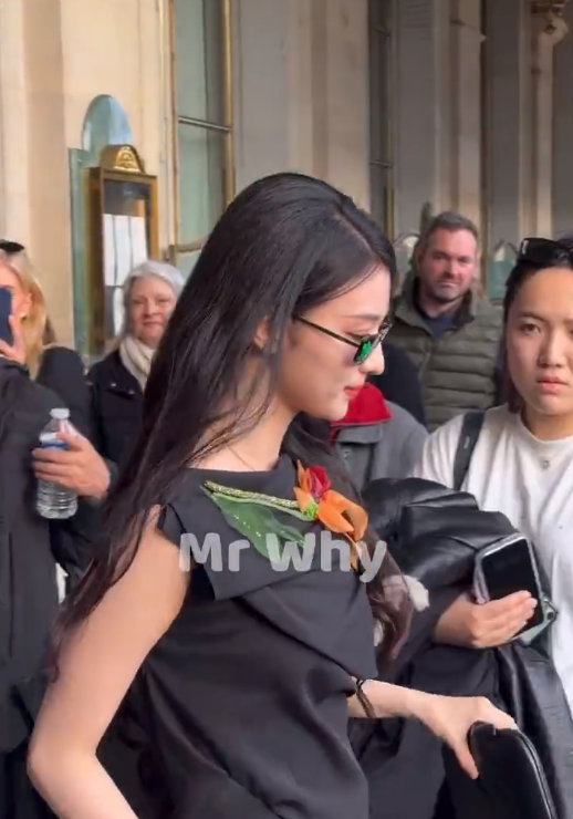 王楚然巴黎出街黑裙造型王楚然黑裙老钱风王楚然巴黎出街黑裙造型路透，王楚然黑裙