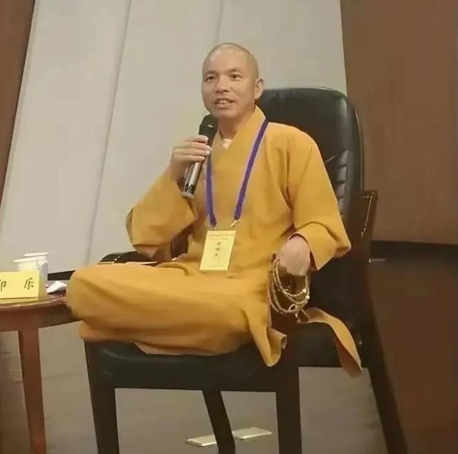 有没有人发现，新来的住持也没有那种跳出三界外的淡漠和沉静，而是有种得到权势后