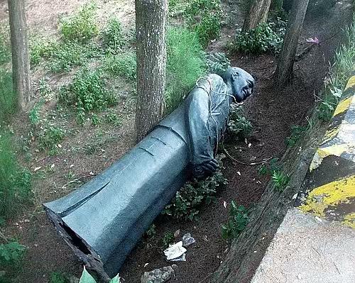 在台湾随处可见被推倒与被损毁的蒋介石雕像,与高雄市建造的不时有人来拜祭送花的安倍