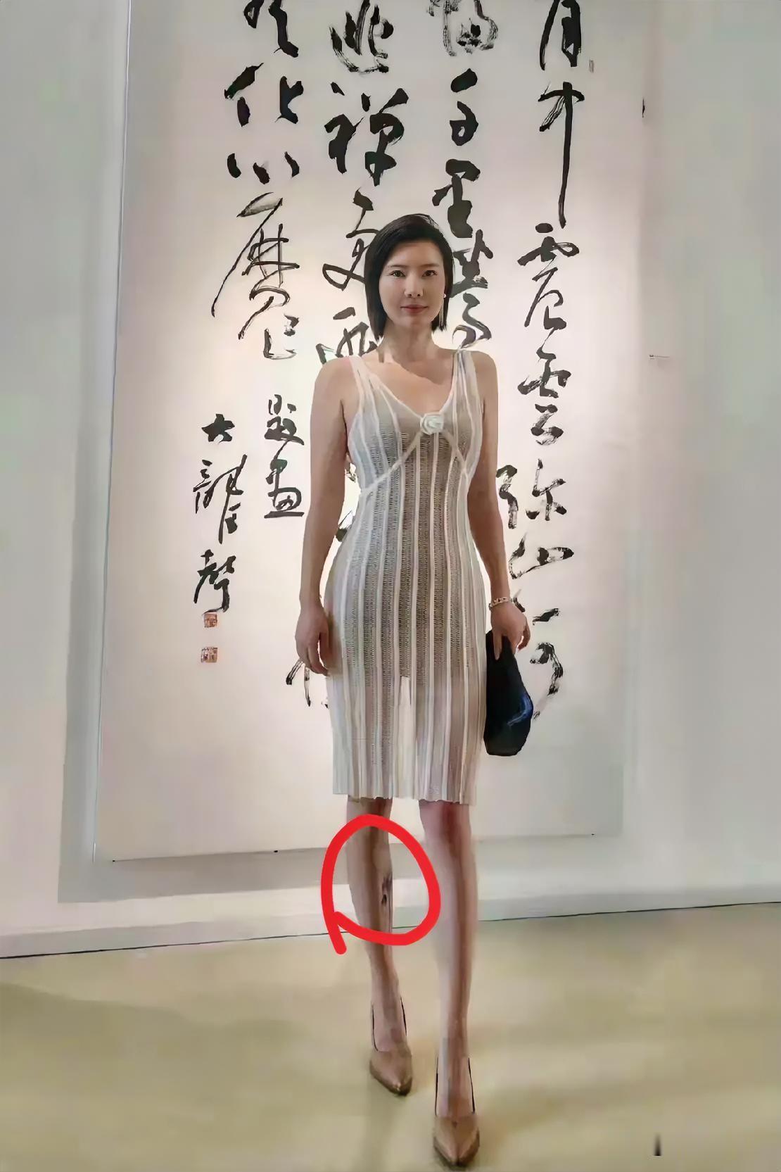 他们都说这美女漂亮，我不以为然，感觉一般，只是穿着性感，身材不错。最好不要穿短裙