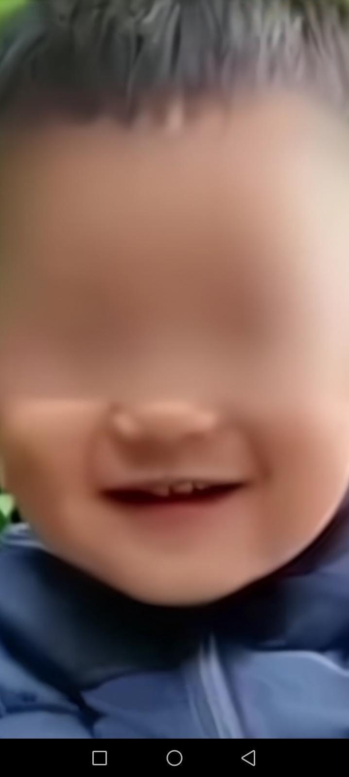 痛心，夭塌了，2岁外孙在鱼塘边玩耍时，不小心掉入鱼塘，外婆看见立马跳入水中去救外