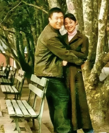 孙红雷早期有张合影照片，照片里他旁边站着位笑容超灿烂的女生。大家纷纷猜测，有人说