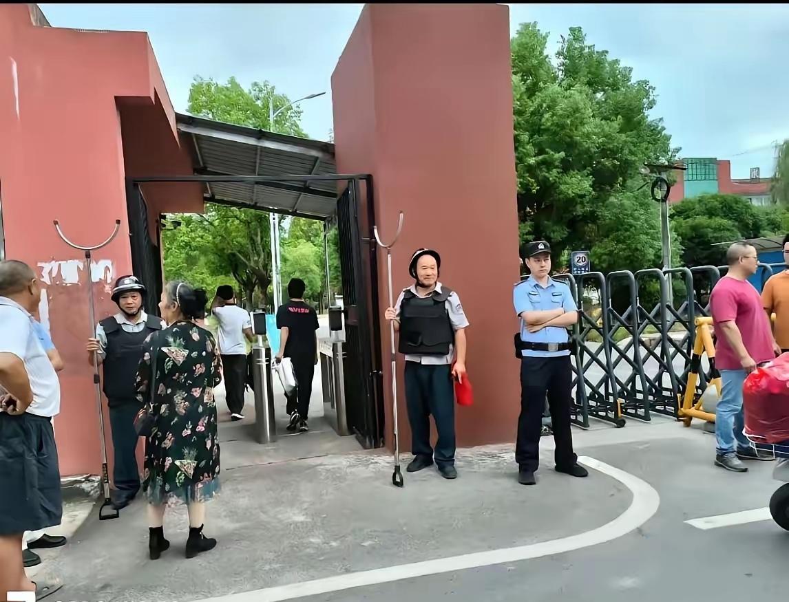 开学了，这熟悉的一幕一幕又回来了！警察、警具，还有那遍地的老头乐！