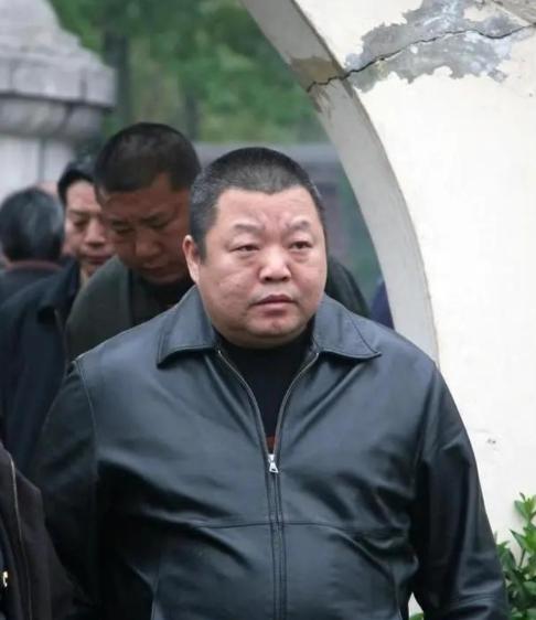 1997年，臧天朔与廊坊的梁勇发生冲突，被打到住院。他赶紧给加代打电话：“代哥，