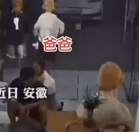 “这一脚，好狠”！哪有半点做父亲的样子？一家服装店内，爸爸坐在凳子上，女儿悄